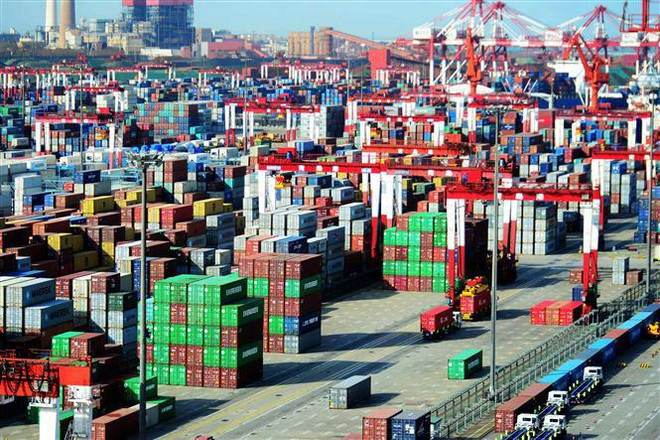 Hàng hóa được xếp tại cảng ở Thanh Đảo, Sơn Đông, Trung Quốc. (Nguồn: AFP/TTXVN) Trung Quốc lập danh sách đen các công ty nước ngoài không đáng tin cậy ảnh 1