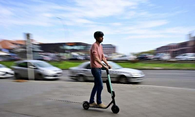 Sau tranh cãi gay gắt, Đức 'bật đèn xanh' cho xe scooter điện ảnh 1
