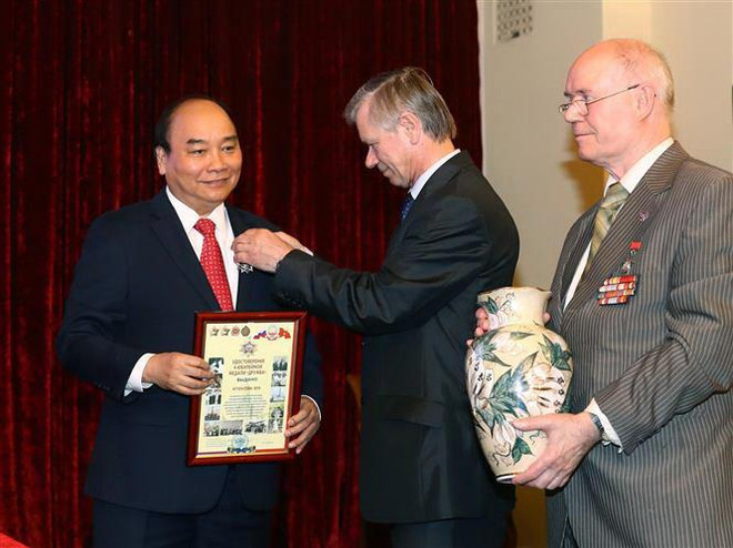 Ông Vladimir Petrovich Buyanov, Chủ tịch Hội hữu nghị Nga - Việt trao tặng kỷ niệm chương cho Thủ tướng Nguyễn Xuân Phúc. (Ảnh: Thống Nhất/TTXVN) Thủ tướng Nguyễn Xuân Phúc gặp gỡ Hội hữu nghị Nga-Việt ảnh 1