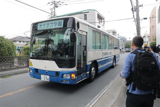 Xe buýt di chuyển gần hiện trường vụ tấn công bằng dao tại Kawasaki, tỉnh Kanagawa, Nhật Bản, ngày 28/5/2019. (Nguồn: THX/TTXVN) Nhật Bản họp khẩn cấp bàn cách bảo đảm an toàn cho học sinh ảnh 1