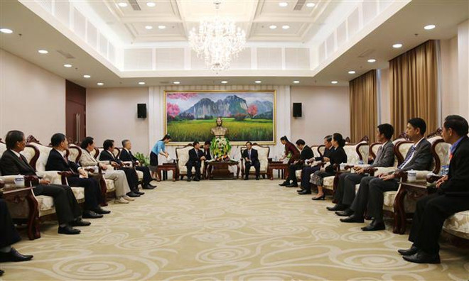 Ủy viên Bộ Chính trị, Thường trực Ban Bí thư, Phó Chủ tịch nước Lào Phankham Viphavan tiếp Đoàn đại biểu Trung ương Hội hữu nghị Việt Nam-Lào. (Ảnh: Xuân Tú/TTXVN) Quan hệ đặc biệt Việt Nam-Lào sẽ mãi không bao giờ phai nhạt ảnh 2