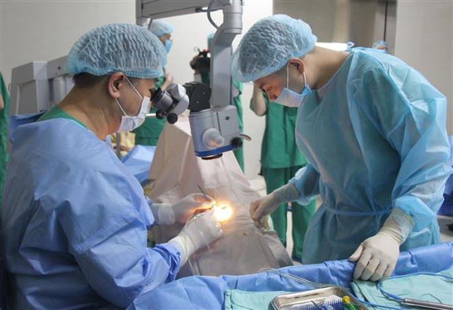 Ngã vào cây tre cảnh khi chơi trong nhà, bé gái bị đâm thủng hậu môn ảnh 1