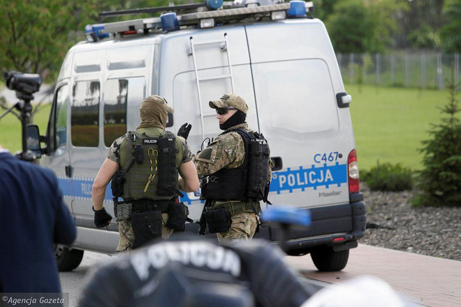 Cảnh sát có mặt tại hiện trường. (Nguồn: wiadomosci.gazeta.pl) Nổ súng tại một trường tiểu học ở Ba Lan, 2 người bị thương ảnh 1