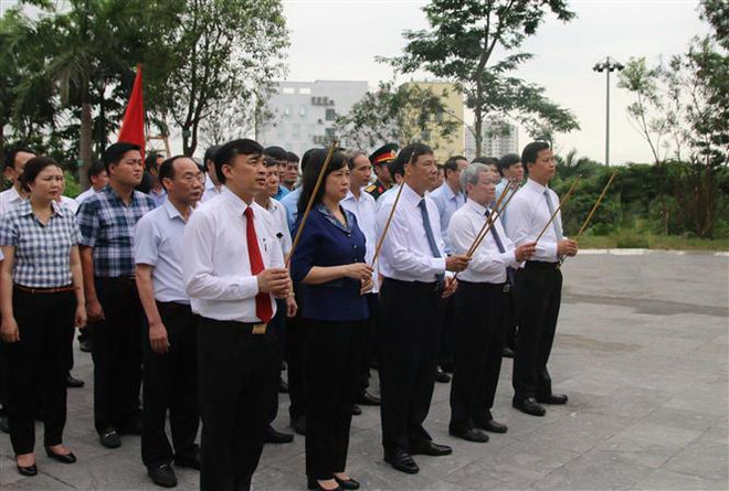 Các đại biểu thành kính dâng hương trước tượng đài đồng chí Hoàng Quốc Việt. (Ảnh: Thanh Thương/TTXVN) Dâng hương tưởng niệm đồng chí Hoàng Quốc Việt tại Bắc Ninh ảnh 1