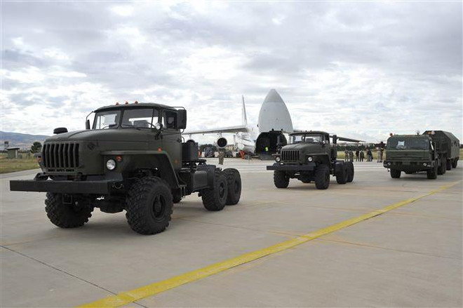 Máy bay vận tải quân sự Antonov của Nga chở một số thành phần của hệ thống phòng thủ tên lửa S-400 hạ cánh tại căn cứ không quân Murted ở Ankara, Thổ Nhĩ Kỳ ngày 12/7/2019. (Nguồn: THX/TTXVN) Máy bay Nga tiếp tục chở thiết bị hệ thống S-400 đến Thổ Nhĩ Kỳ ảnh 1