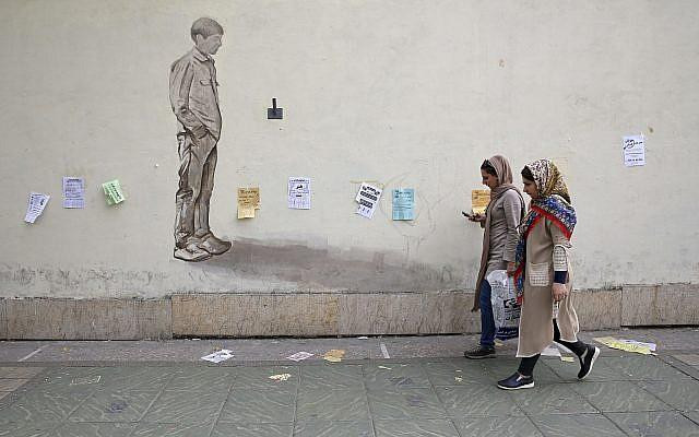 Iran: Phụ nữ có thể ngồi tù đến 10 năm nếu công khai cởi khăn trùm đầu ảnh 1