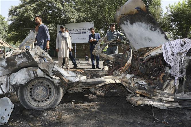 Nhân viên an ninh Afghanistan điều tra tại hiện trường một vụ đánh bom ở Kabul. (Nguồn: AFP/TTXVN) Ít nhất 15 người thiệt mạng trong các vụ đánh bom liên hoàn tại Kabul ảnh 1