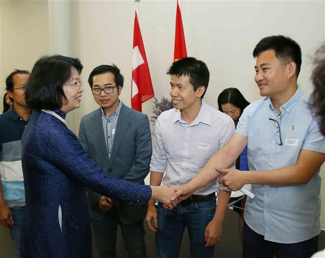 Phó Chủ tịch nước gặp gỡ sinh viên, trí thức người Việt tại ﻿Thụy Sĩ ảnh 1