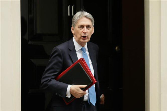 Bất đồng quan điểm, Bộ trưởng Tài chính Anh Philip Hammond từ chức ảnh 1
