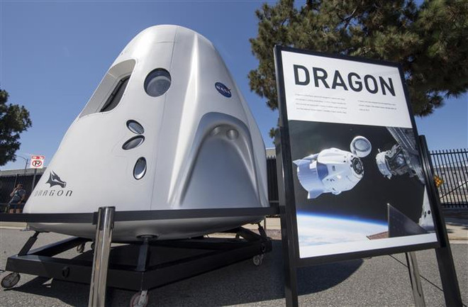 Tàu vũ trụ Dragon của SpaceX được trưng bày tại trụ sở SpaceX ở Los Angeles, Mỹ, ngày 21/7/2019. (Nguồn: AFP/TTXVN) SpaceX phóng tàu vũ trụ đưa đồ tiếp tế, thiết bị nghiên cứu lên ISS ảnh 1