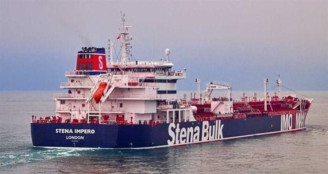Tàu chở dầu Stena Impero treo cờ Anh neo tại cảng Bandar Abbas ở miền nam Iran ngày 20/7/2019. (Nguồn: IRNA/TTXVN) Tàu chiến Anh đã cảnh báo các lực lượng Iran không bắt tàu chở dầu ảnh 1