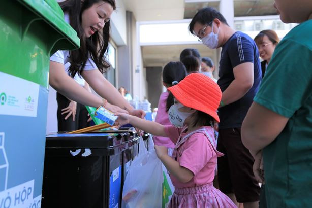Trẻ em học cách bảo vệ môi trường từ ngày hội Trung Thu của NovaGroup ảnh 3