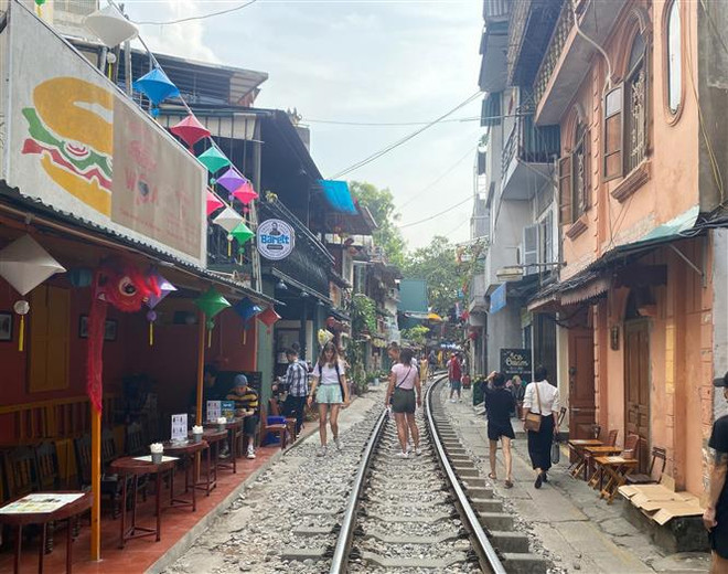 Sẽ thu hồi toàn bộ giấy phép của các hộ kinh doanh càphê đường tàu ảnh 1