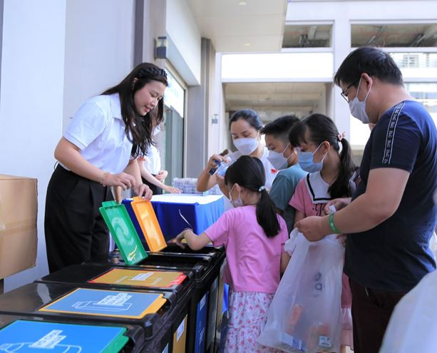 Trẻ em học cách bảo vệ môi trường từ ngày hội Trung Thu của NovaGroup ảnh 4