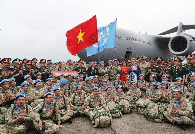 Chủ tịch nước Nguyễn Xuân Phúc và Đại tướng Phan Văn Giang cùng các sỹ quan Đội Công binh số 1 và Bệnh viện dã chiến cấp 2 số 4 trước giờ lên đường thực hiện nhiệm vụ. (Ảnh: Trọng Đức/TTXVN) Việt Nam và LHQ: Tiếp tục nâng cao vai trò, vị thế, cơ đồ của đất nước ảnh 1