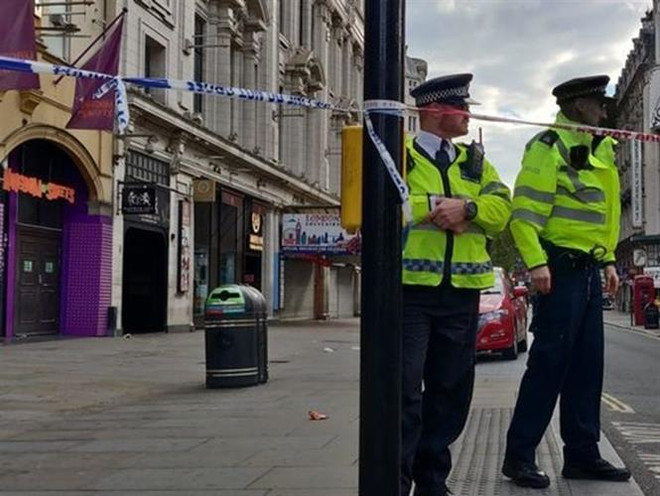 Hai cảnh sát bị tấn công bằng dao tại trung tâm thủ đô của Anh ảnh 1