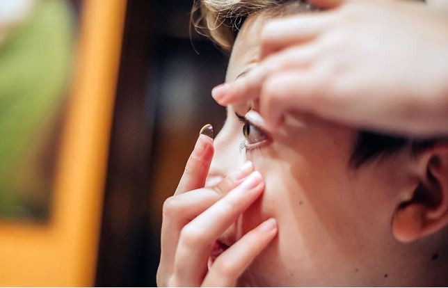 Cảnh báo nguy cơ mù lòa do đeo kính áp tròng tái sử dụng ảnh 1