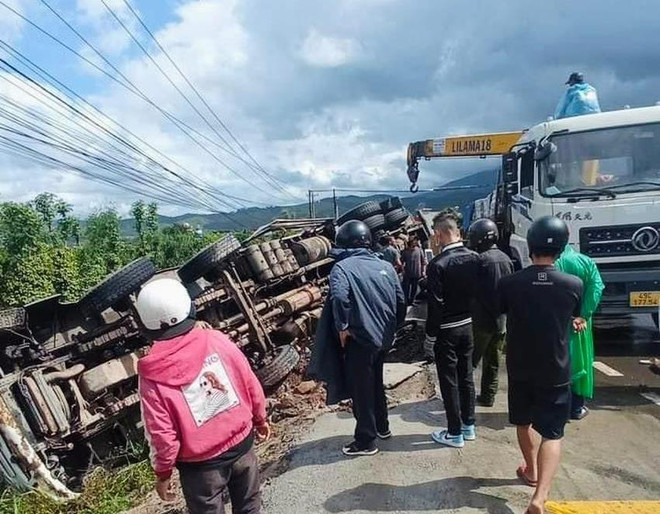 Lâm Đồng: Khởi tố tài xế điều khiển xe tải bị lật đè chết 2 phụ nữ ảnh 1