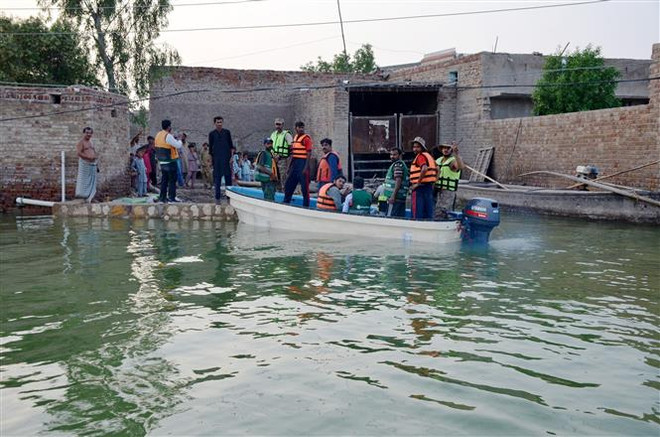 Pakistan ghi nhận thêm nhiều người thiệt mạng do lũ và sốt xuất huyết ảnh 1