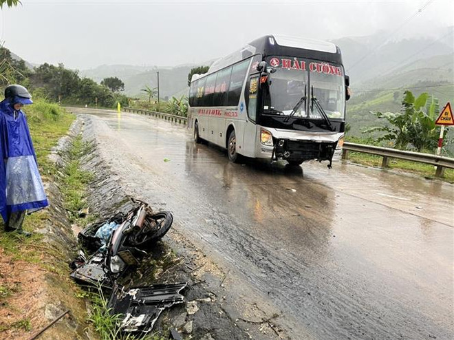 Xe máy va chạm với ôtô khách, 2 vợ chồng tử vong tại chỗ ảnh 1