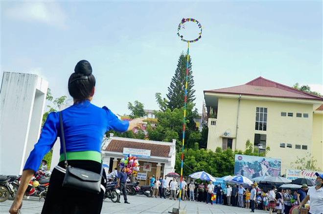 Người dân Điện Biên từ các bản làng nô nức xuống phố mừng Tết Độc lập ảnh 1