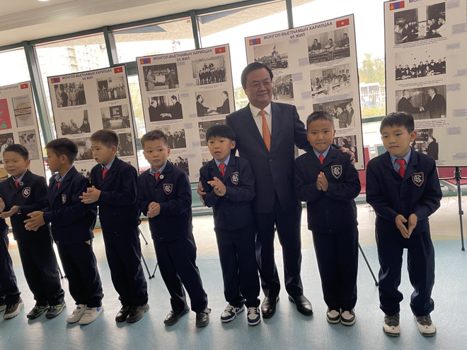 Bộ trưởng Lê Minh Hoan xúc động khi thăm trường mang tên Hồ Chí Minh ảnh 1