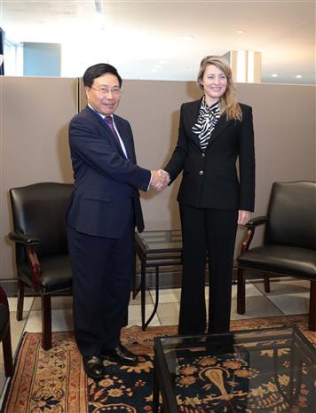 Phó Thủ tướng Thường trực Chính phủ Phạm Bình Minh và Bộ trưởng Ngoại giao Canada Melanie Joly. (Ảnh: TTXVN phát) Việt Nam thúc đẩy hợp tác với các nước Cuba, Canada và Comoros ảnh 3