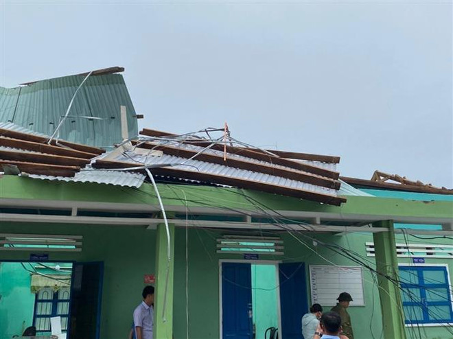 Bão số 4 tiếp tục di chuyển chủ yếu theo hướng Tây và tan dần ảnh 1