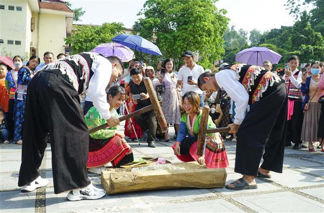 Người dân Điện Biên từ các bản làng nô nức xuống phố mừng Tết Độc lập ảnh 2