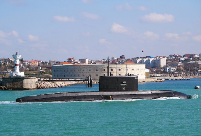 Tàu ngầm lớp Varshavyanka của Nga xuất hiện ngoài khơi bờ biển Italy ảnh 1