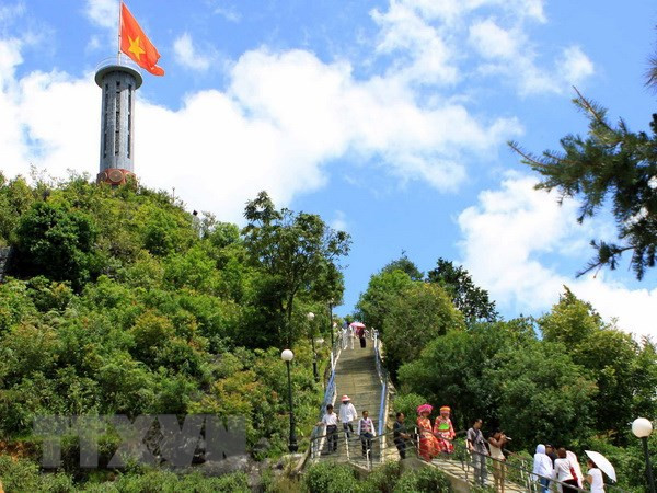 Thiêng liêng Cột cờ Lũng Cú trên đỉnh núi Rồng ở Hà Giang ảnh 2