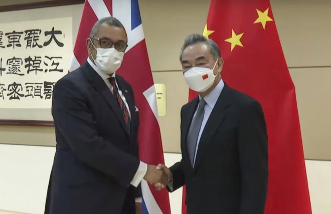 Ngoại trưởng Trung Quốc và Anh nhất trí duy trì đối thoại ảnh 1