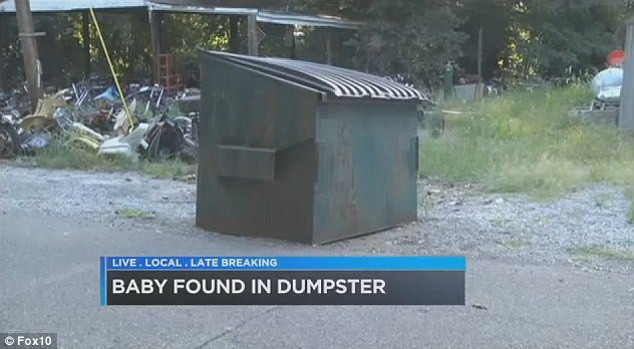 Vừa cất tiếng khóc chào đời, một bé gái bị vứt ngay vào thùng rác ảnh 1