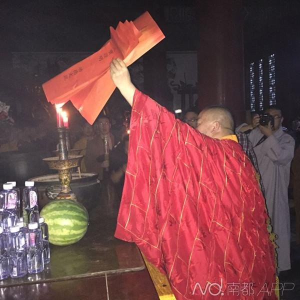 Sư phụ Thiếu Lâm cầu siêu cho nạn nhân Thiên Tân giữa bê bối tình tiền ảnh 3