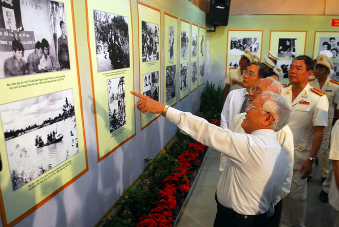 “Dấu ấn mùa Thu lịch sử” qua hơn 300 hình ảnh, hiện vật quý ảnh 1