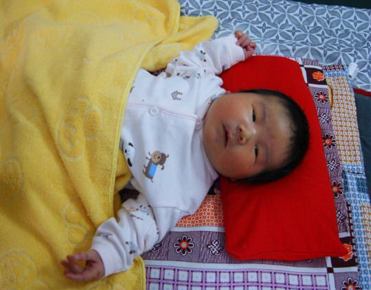 Thêm một em bé "khổng lồ" được sinh ra tại Trung Quốc ảnh 1