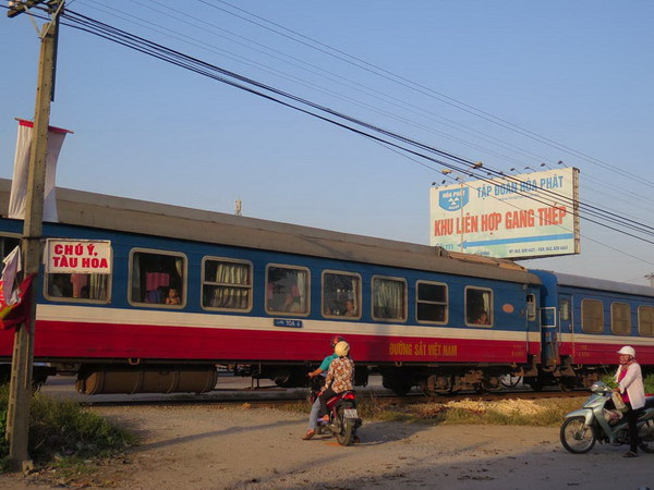 Va chạm với tàu hỏa, lái xe văng khỏi buồng lái và bị nước cuốn trôi ảnh 1