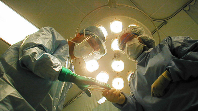 Kết quả trái chiều về tác dụng của việc bật nhạc trong phòng mổ ảnh 1