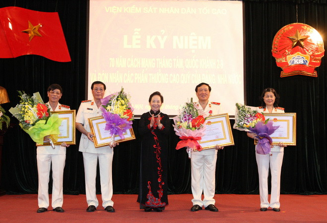 Trao Huân chương tặng lãnh đạo Viện Kiểm sát nhân dân tối cao ảnh 1