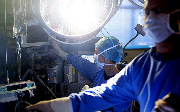 Nghe nhạc trong phòng mổ giúp bệnh nhân giảm bớt đau đớn ảnh 1