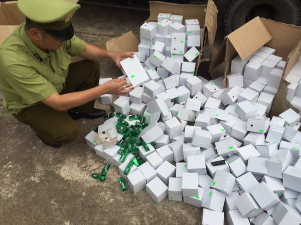 Gần 6.000 thỏi son môi giả nhập lậu bị tịch thu tại Quảng Ninh ảnh 1