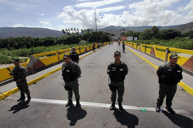 Binh sỹ Venezuela gác tại cửa khẩu biên giới với Colombia ngày 20/8. (Nguồn: AFP/TTXVN) Venezuela ban bố tình trạng khẩn cấp tại biên giới với Colombia ảnh 1