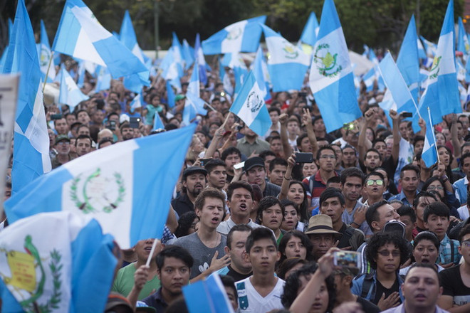 Hàng nghìn người Guatemala xuống đường, mọi hoạt động bị đình trệ ảnh 1