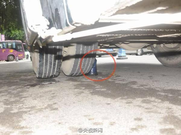 Dòng người hợp sức đẩy xe buýt cứu bé gái mắc kẹt dưới bánh xe ảnh 3