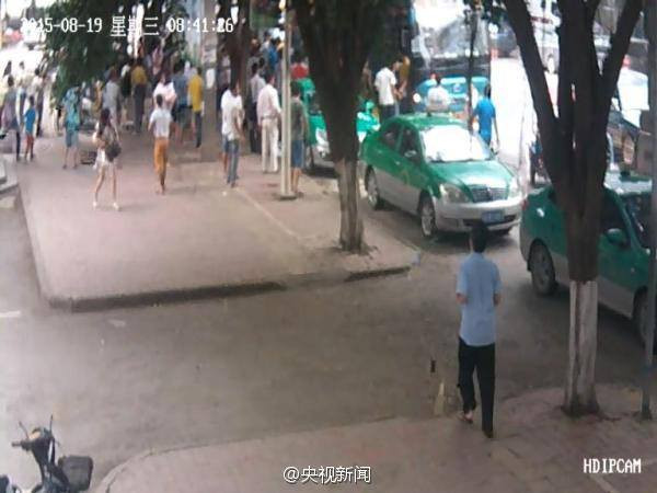 Dòng người hợp sức đẩy xe buýt cứu bé gái mắc kẹt dưới bánh xe ảnh 4