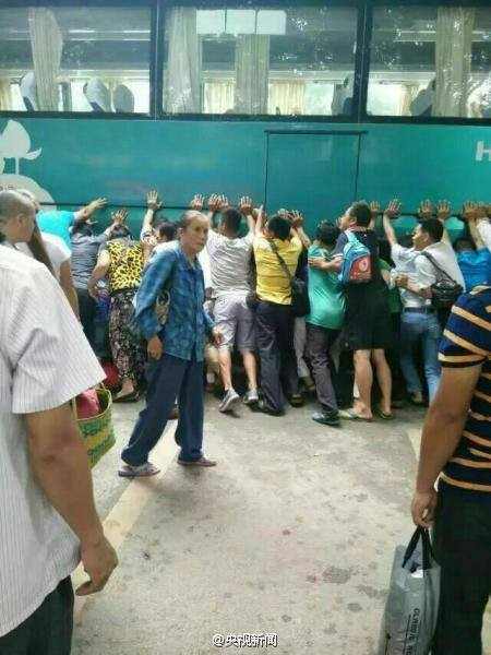 Dòng người hợp sức đẩy xe buýt cứu bé gái mắc kẹt dưới bánh xe ảnh 2