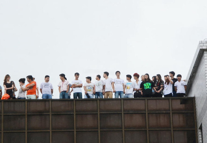 [Photo] Phẫn nộ với công ty, 28 người dắt nhau nhảy lầu tập thể ảnh 1