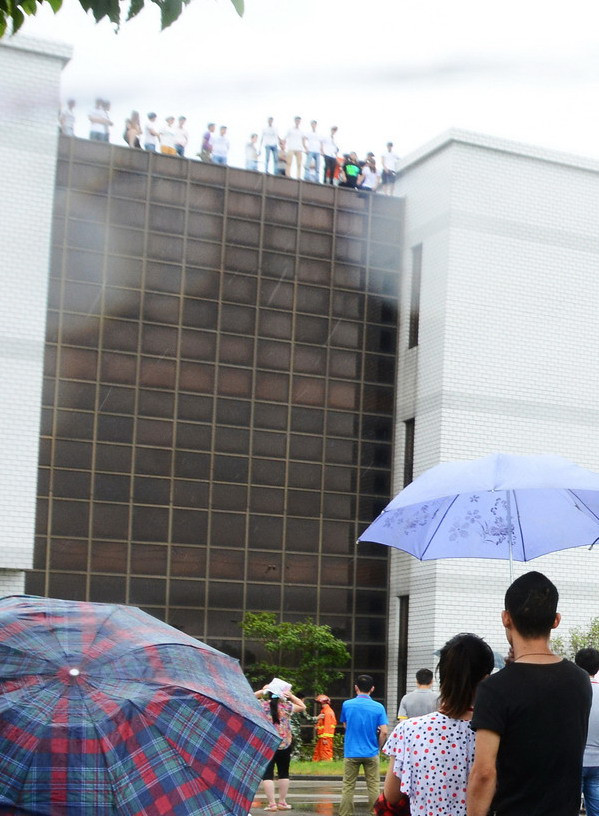 [Photo] Phẫn nộ với công ty, 28 người dắt nhau nhảy lầu tập thể ảnh 3