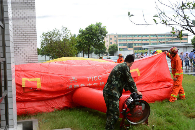 [Photo] Phẫn nộ với công ty, 28 người dắt nhau nhảy lầu tập thể ảnh 4