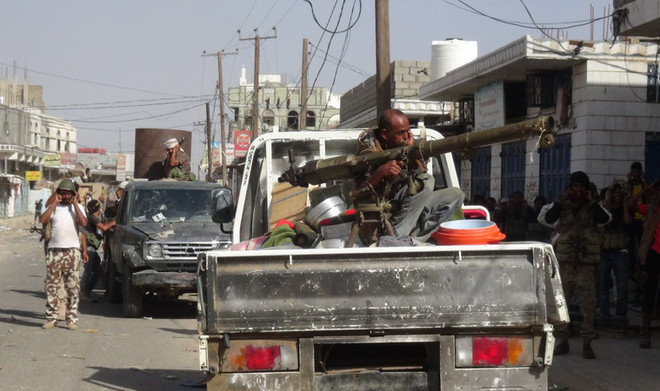 Binh sỹ Yemen tiếp quản Loder, thị trấn cuối cùng của Abyan vừa được giải phóng ngày 10/8. (Nguồn: AFP/TTXVN) Yemen: Lực lượng thân chính phủ kiểm soát dinh tổng thống ở Taiz ảnh 1